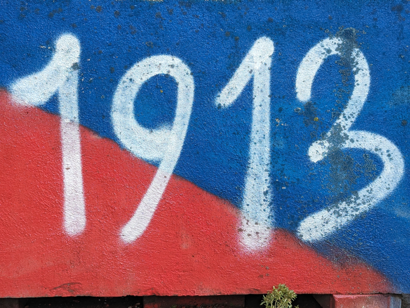 1913 på blått og rødt